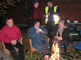 Am Feuer ist es schön.