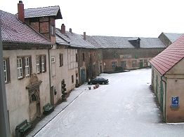 Blick aus einem Fenster der Torhausherberge zu den Wirtschaftsgebäuden