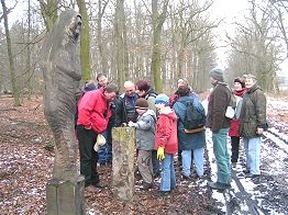 Holzskulptur eines unserer Vorfahren. Die kurzen Erklärungstexte sind auch für unsere jungen Wanderfreunde interessant.