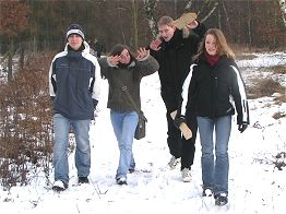 voller Schwung und guter Laune, denn das Holztragen hat bald ein Ende