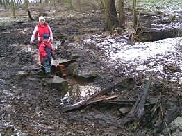 Sophie und Felix am eisernen Wasserrad. Der hölzerne Staudamm war zwei Stunden vorher noch nicht gebaut.