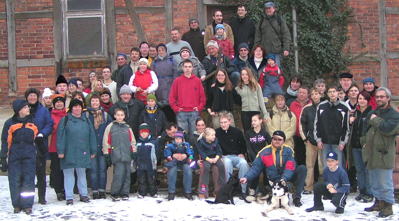 Das Gruppenfoto zeigt immerhin 59 + 2 vierbeinige Wanderfreunde, wenn sie auch recht versetzt zum Fototermin erschienen.