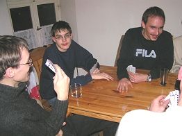 An vielen Tischen wird gespielt, z. B. Schafskopf, ...