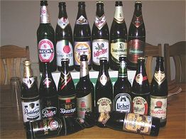 ... Bierflaschen zum Gruppenfoto aufgestellt, ...