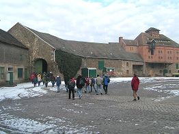 In der Schlossscheune lassen sich weitere Steinbauten aus der Anfangszeit der Hunoldesburg nachweisen.