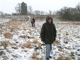 Zurück blickend ist deutlich der von uns gequerte Hohlweg zu sehen, der vor Jahrhunderten zum Dorf führte.
