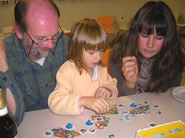 Helmar, Elaine und Sophie im Spiel vertieft.