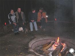 Die ersten treffen sich am Lagerfeuer.