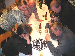 Ganz aufmerksam wurde das Abalone-Duell zwischen  Ute und Martin verfolgt.