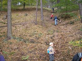 Die jungen Geocacher gehen auf ihre 1. Pirsch.