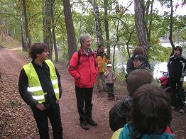 Friedhelm erzählt die Sage von den Raubrittern am Schwanensee.