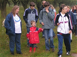 an alten Kirschplantagen vorbei
