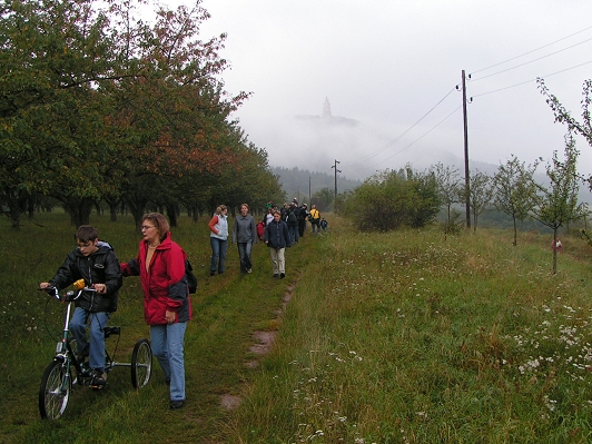 das Kyffhäuserdenkmal steigt aus dem Nebel auf