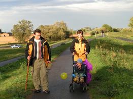 im abendlichen Sonnenlicht zum Ziel der Wanderung