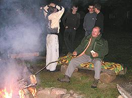 Wolfgang grillt sich als Einziger ein Würstchen