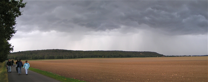 Ein Unwetter zieht über dem Reitweiner Sporn auf.