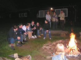 Am Lagerfeuer ist schon viel Betrieb.