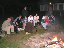 weitere Gäste am Lagerfeuer