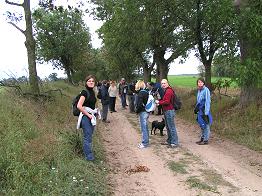 Die Spitze der Wandergruppe wartet.