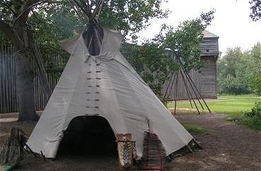 Indianertipi vor den Palisaden