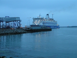 Einlauf der Fähre »Christian IV« in Hirtshals. 
Abfahrt um 01.45 Uhr; eine 4-Mann-Kabine bot uns die notwendige Erholung. 
Um 07.00 Uhr Ankunft in Kristiansand.