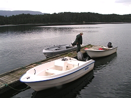 Das Boot mit Außenbordmotor ist für 1000 Kronen pro Woche mietbar.