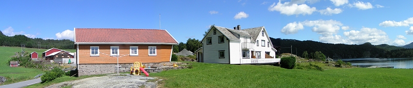 Anwesen der Familie Kjølvik. 
Links im Hintergrund die Rinderstallanlage (Milchvieh und Bullenmast), 
rechts davor das Wirtschaftshäuschen mit Fischverarbeitungsplatz, Vorratsraum und Lagerraum für Werkzeuge, Fahrräder, Holz und Sonstiges. 
Rechts steht das Wohnhaus mit angebauter Ferienwohnung.