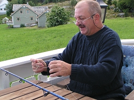 Reparatur am wichtigsten Werkzeug eines Anglers.