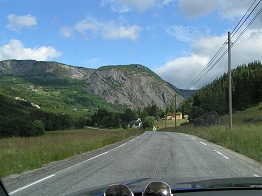 Die Landschaft entlang der E9, die dem Verlauf des Setesdals folgt, war schon beeindruckend.
Doch es sollte noch besser kommen, als wir in Haukeligrend auf die E134 in Richtung Røldal abbogen.