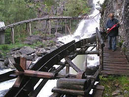 Auf unterschiedlichen Wegen wird das Wasser zur Mühle oder zur Werkstatt geleitet.