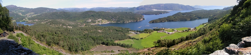 Blick über Kjølviks Anwesen (rechts); in der Mitte sind die Kindereinrichtung der Gemeinde und ein Sportplatz zu sehen; die graue Fläche (Mitte vorn) ist ein neu angelegtes Feld