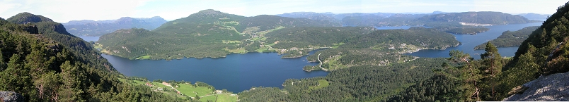 Grytenuten-Panorama: links im Hintergrund ist noch der Vindafjorden zu sehen; im Zentrum zeigt sich der Grytevatnet-See in voller Größe; rechts fällt der Blick auf den Sandsfjorden