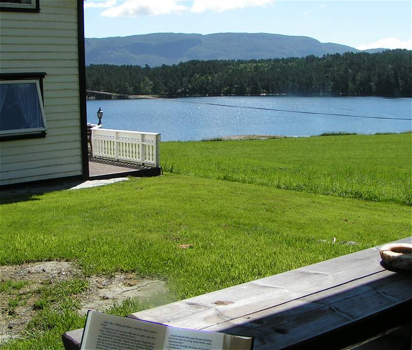 So könnten wir uns unseren Altersruhesitz vorstellen!
Sparen wir also für den Bau eines kleinen Häuschens auf norwegischen Felsen auf einer Wiese nahe an einem Fjord mit Bachgemurmel und Wasserfallrauschen sowie einem traumhaften Blick über eine wunderschöne Landschaft.
