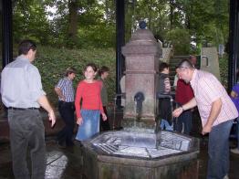 »Stärkung« an der Schwefelquelle im Park Bad Weilbach.