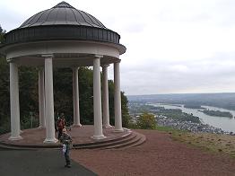 Der Rundtempel im äußersten Osten des Niederwaldparks wurde im Zweiten Weltkrieg zerstört, ist jetzt als Rekonstruktion wieder entstanden.