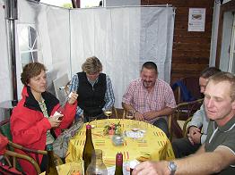 Weinverkostung mit großen Gläsern.