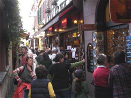eine unter vielen Besuchern der Drosselgasse
