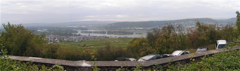 Blick von der Jugendherberge über Rüdesheim und den Rhein