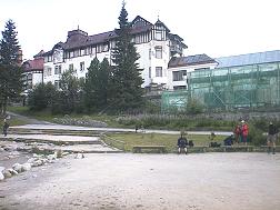 vor dem rekonstruierten Kurhaus wird das Panorama genossen
