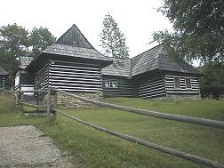 interessante Blockhausbauweise, typisch fr ltere Huser stlich der Tatra
