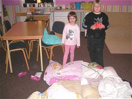 Elaine und Saskia haben sich eine gemeinsame Schlafstatt vorbereitet. Elaine und Saskia haben sich eine gemeinsame Schlafstatt vorbereitet.