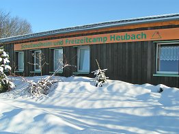 So hoch liegt der Schnee vor dem Schullandheim.