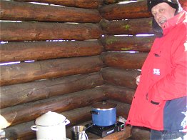 Martin, der Großküchenchef, Herr über 2 Gaskocher samt vollen Suppentöpfen
