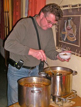 Hubert bei einer seiner Lieblingsbeschäftigungen - der Suppeverteilung.