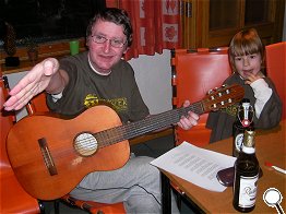Reinhard in seinem Element: Komponist, Sänger und Gitarrist