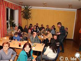 Thomas begrüßt die Wanderfreunde und -innen.
