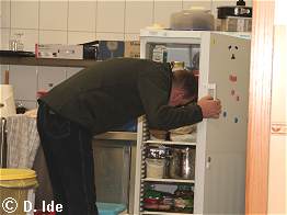 Martin überprüft den Kühlschrankinhalt.