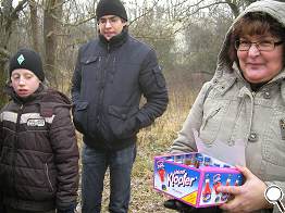 Christine serviert das Kompott.