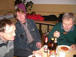 Die beiden Wanderleiter kontrollieren, ob die Suppe schmeckt.