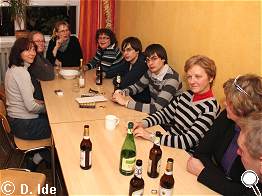 am langen Tisch